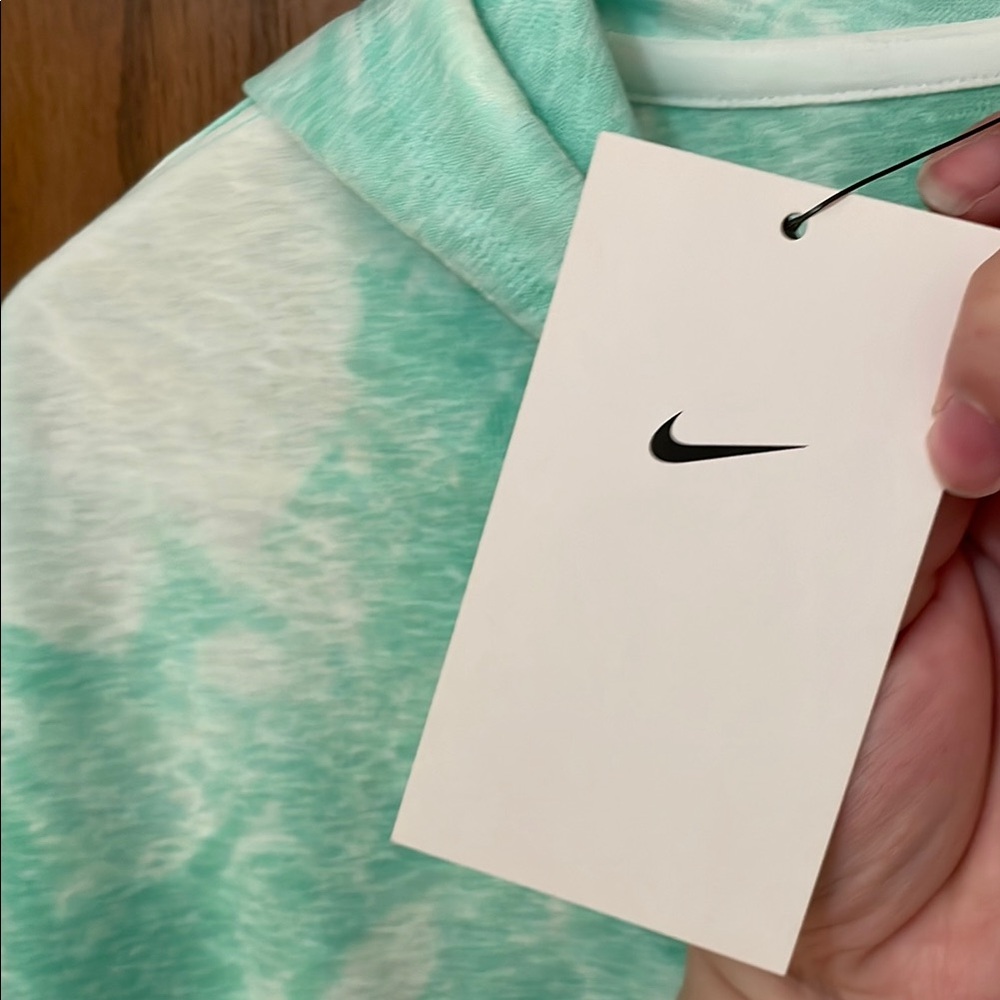 NIKE NWT Women’s Size Medium Light Green White Tie-Dye Hoodie Dry Fit Sweatshirt - Picture 4 of 10
